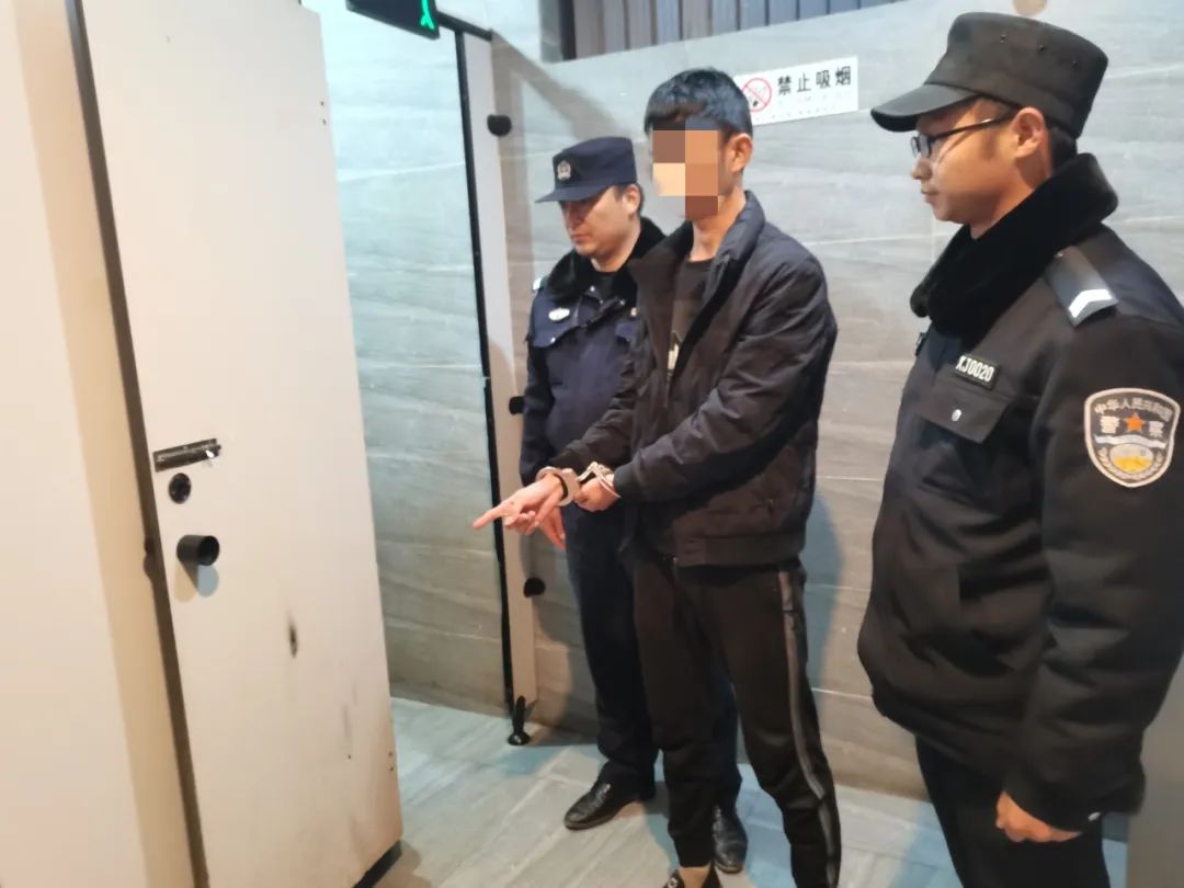 永胜公厕“广告哥”被抓！警方铁腕出击，维护市容市貌！ (2).jpg