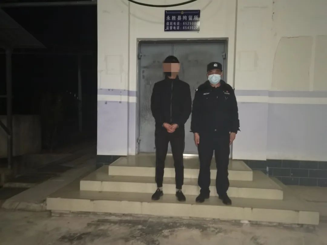 永胜公厕“广告哥”被抓！警方铁腕出击，维护市容市貌！ (3).jpg