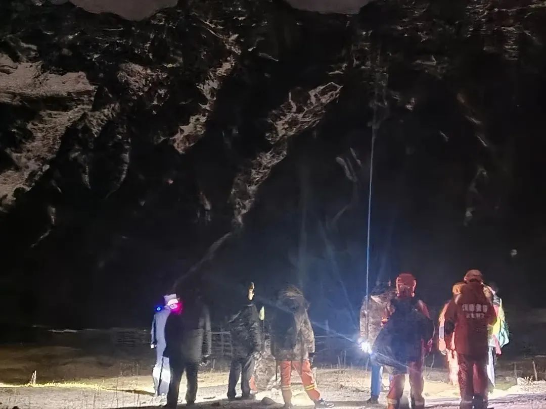 玉龙雪山保护区：违规徒步引发迷路失联，处罚！ (2).jpg