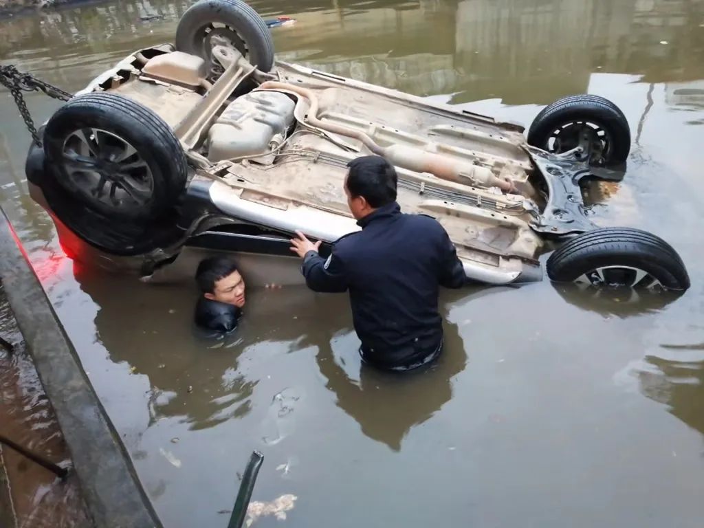 紧急救援！华坪轿车掉入鱼塘，1人被困 (2).jpg