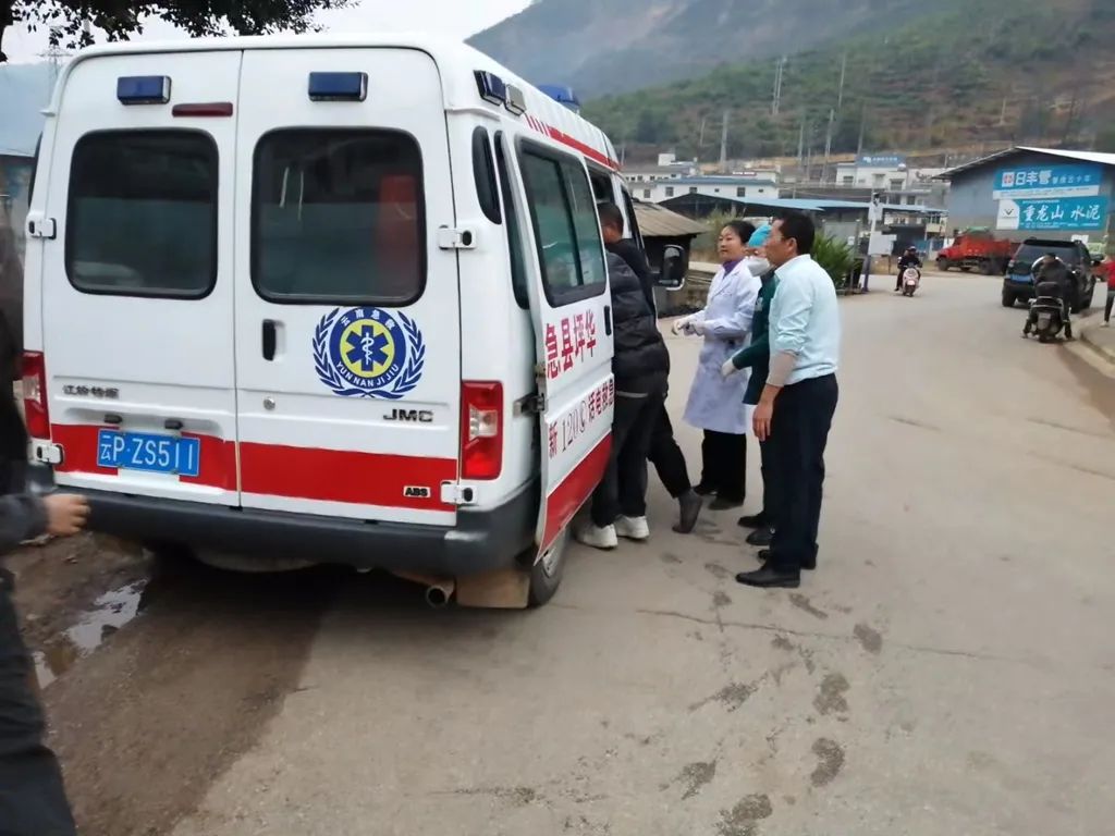 紧急救援！华坪轿车掉入鱼塘，1人被困 (3).jpg