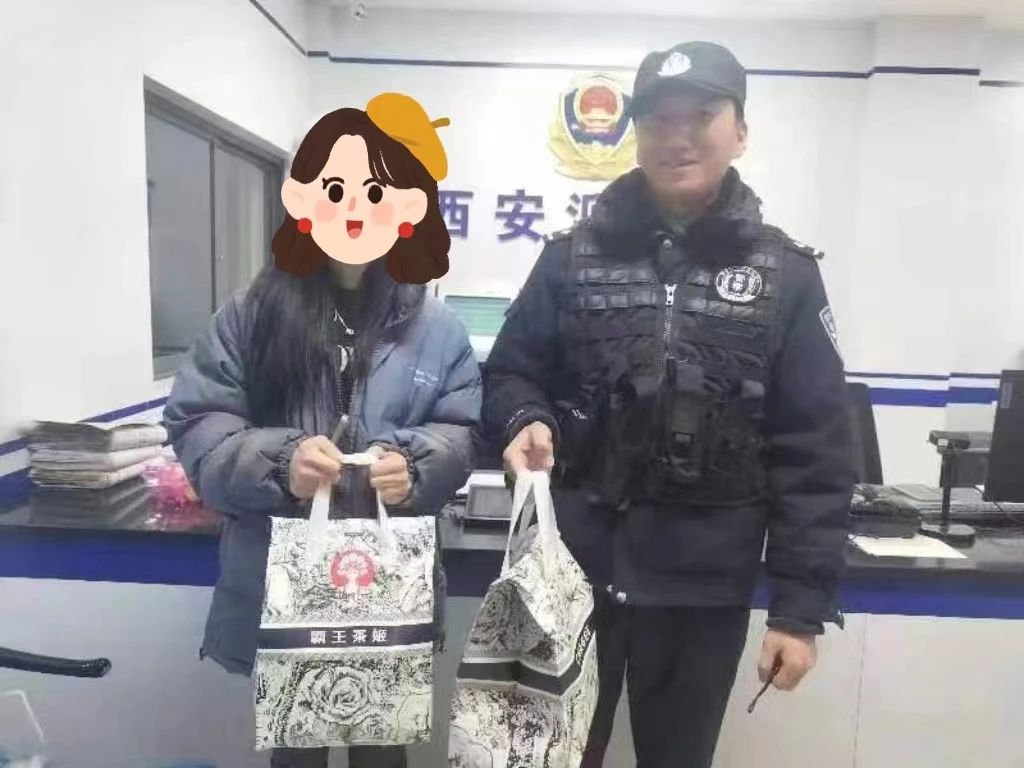 狗走丢了、头发没理好 西安派出所获市民送上的奶茶和锦旗1.jpg