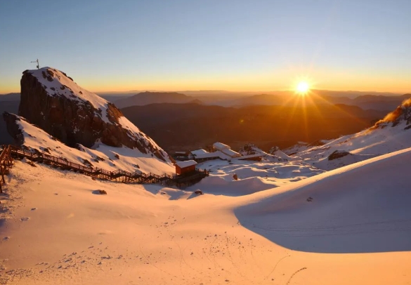 在玉龙雪山迎接2024年第一缕阳光 (3).png