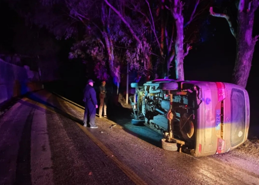 车辆侧翻不敢报警求助  司机不仅酒后驾车，更是无证驾驶！  (2).png