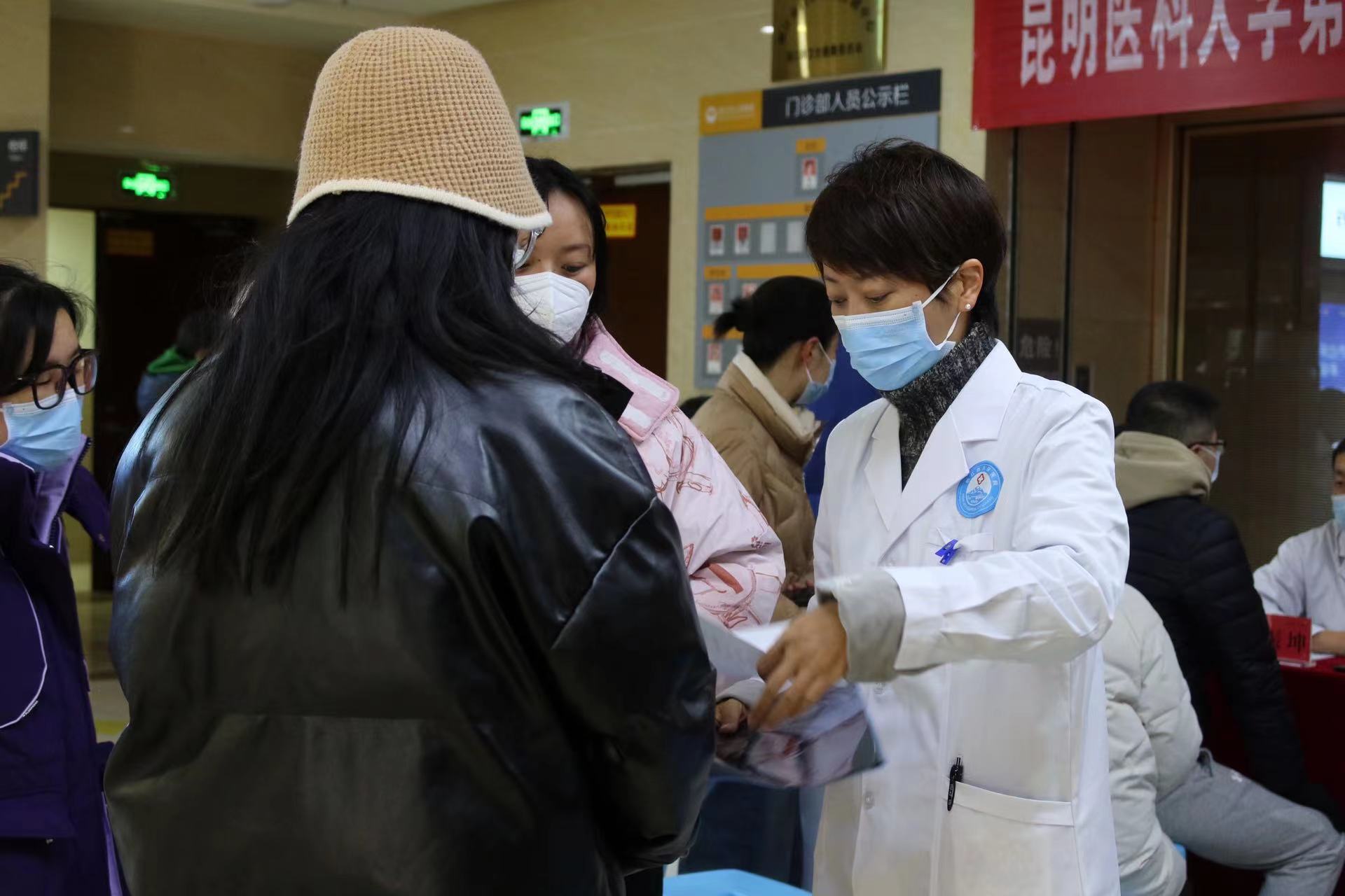 昆明医科大学第二附属医院专家团队在丽江市人民医院举行大型义诊 (2).jpg