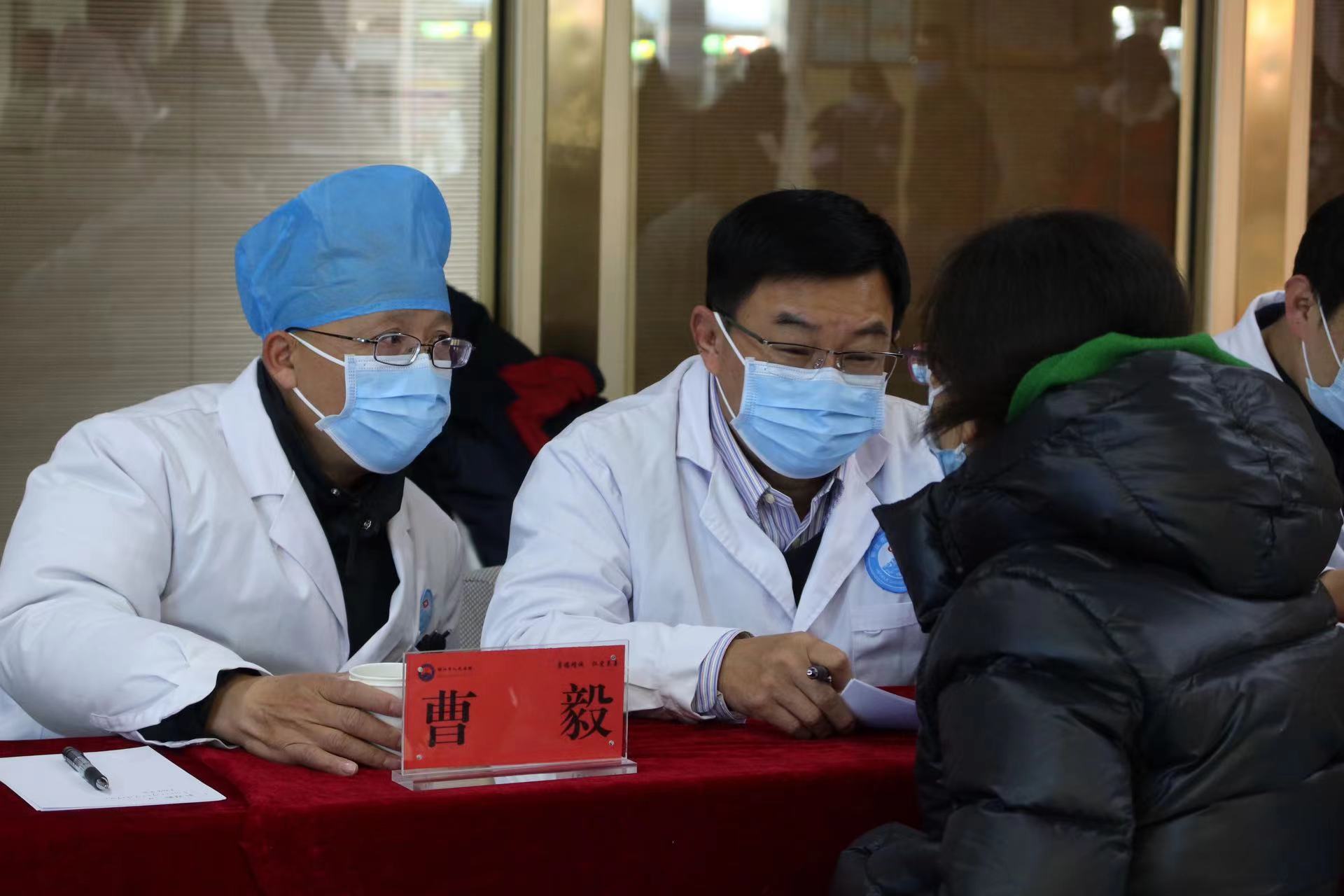 昆明医科大学第二附属医院专家团队在丽江市人民医院举行大型义诊 (4).jpg