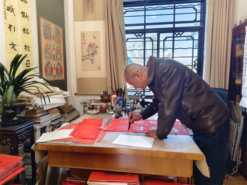 丽江市博物院书写东巴春联送往全国各地博物馆 (2).jpeg