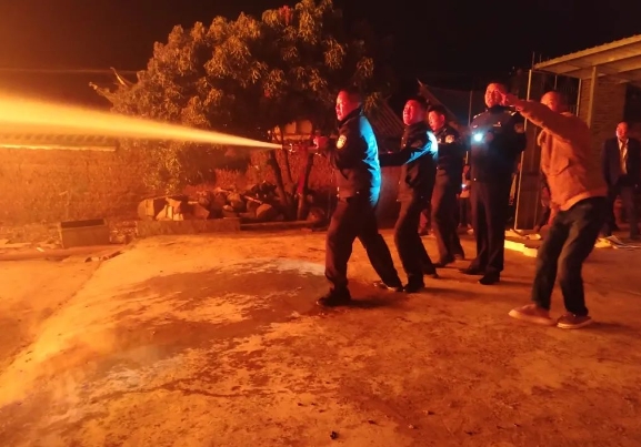 民宅突发火情  永胜民警化身“救火卫士”火速救援.png