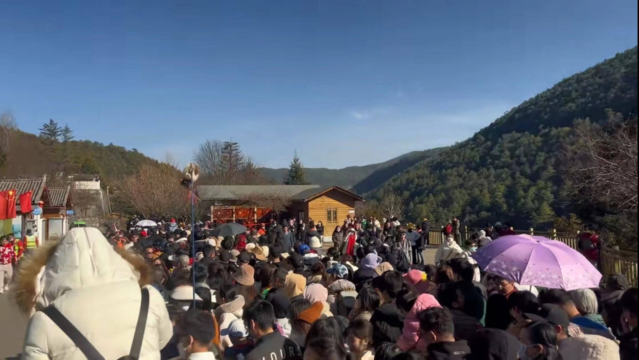 玉龙雪山景区持续至18号实施分流限流措施 以应对游客高峰确保游览安全与体验1.jpg