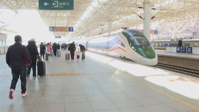 丽江春节期间铁路、航空交通呈现强劲增长，旅客吞吐量创新高2.jpg