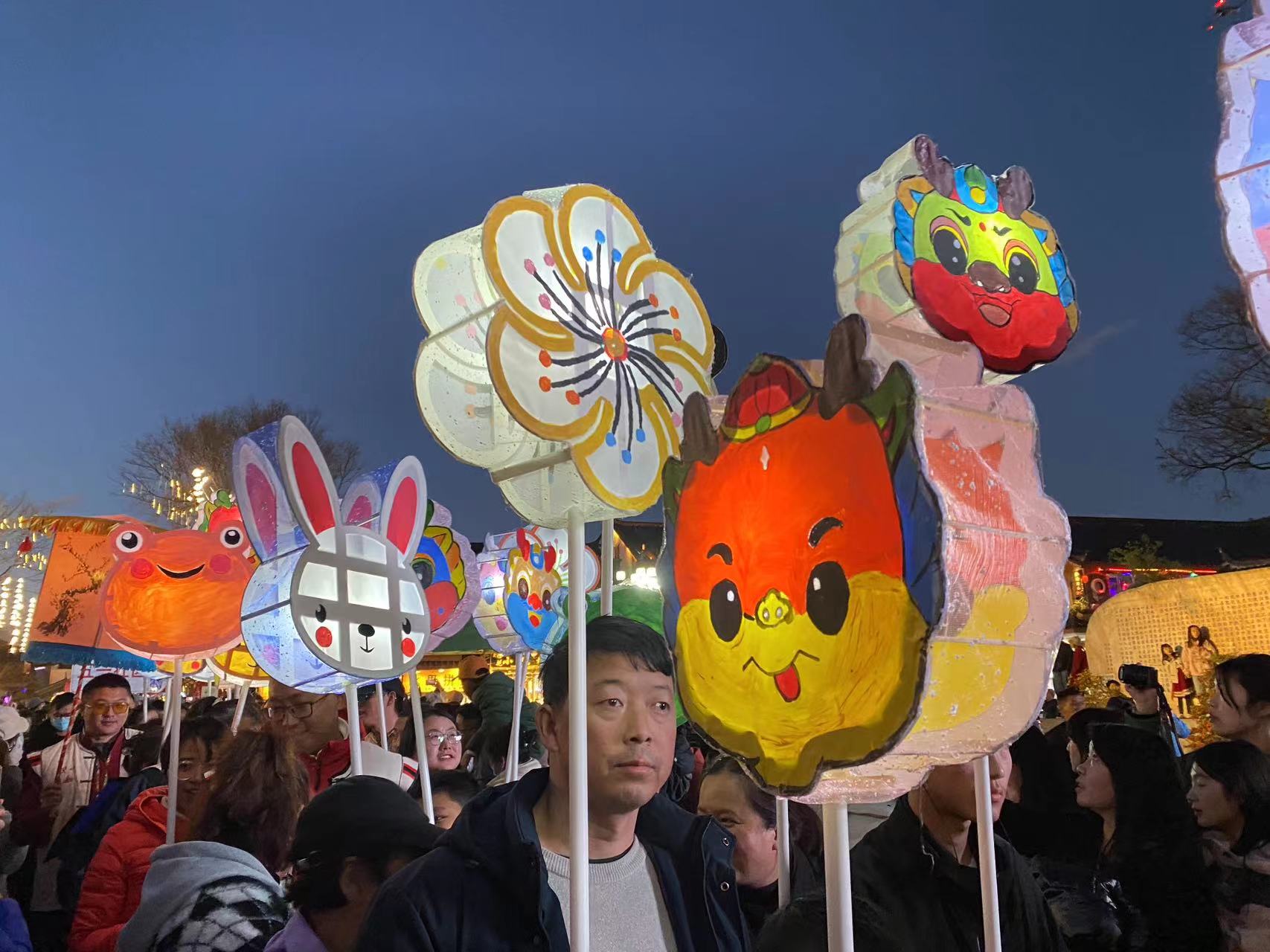 丽江古城元宵提灯会 民族特色花灯点亮欢乐祥和节日氛围 (2).jpg
