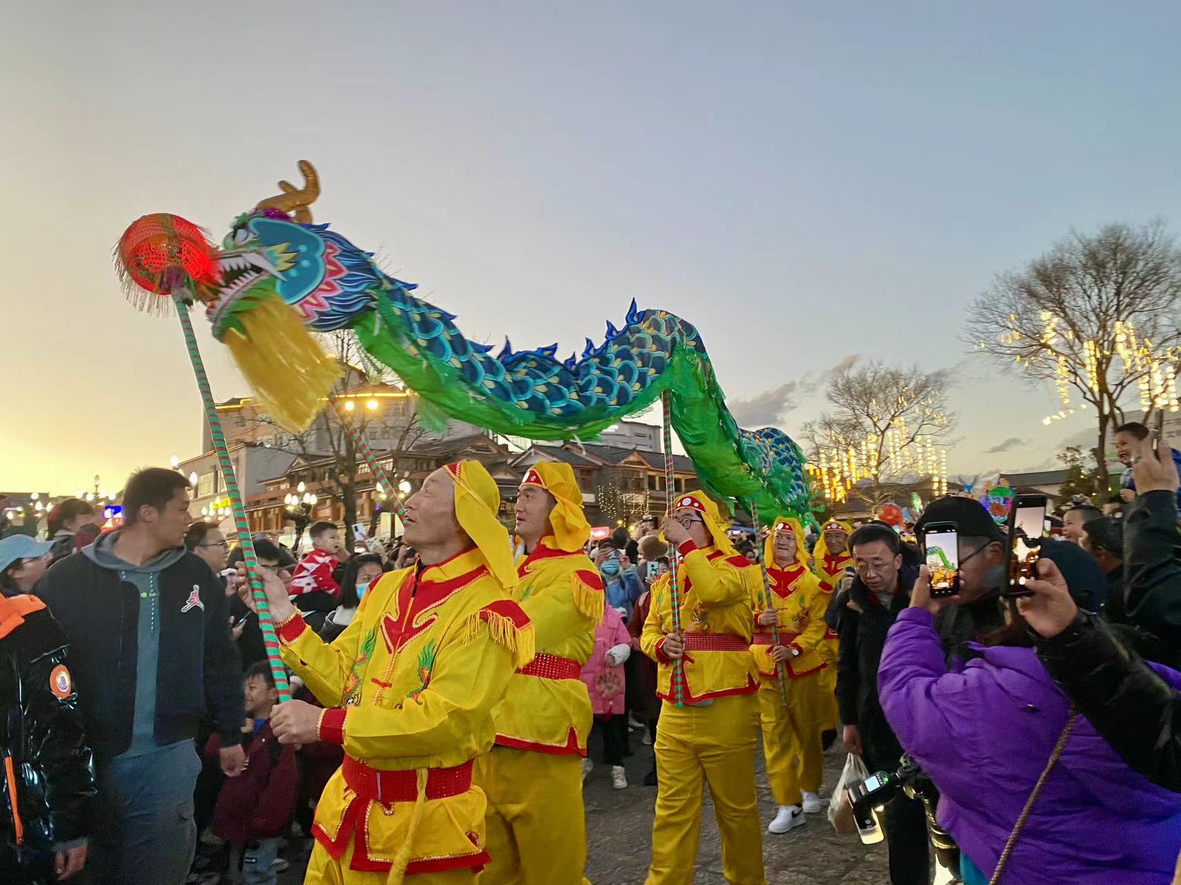 丽江古城元宵提灯会 民族特色花灯点亮欢乐祥和节日氛围 (5).jpg