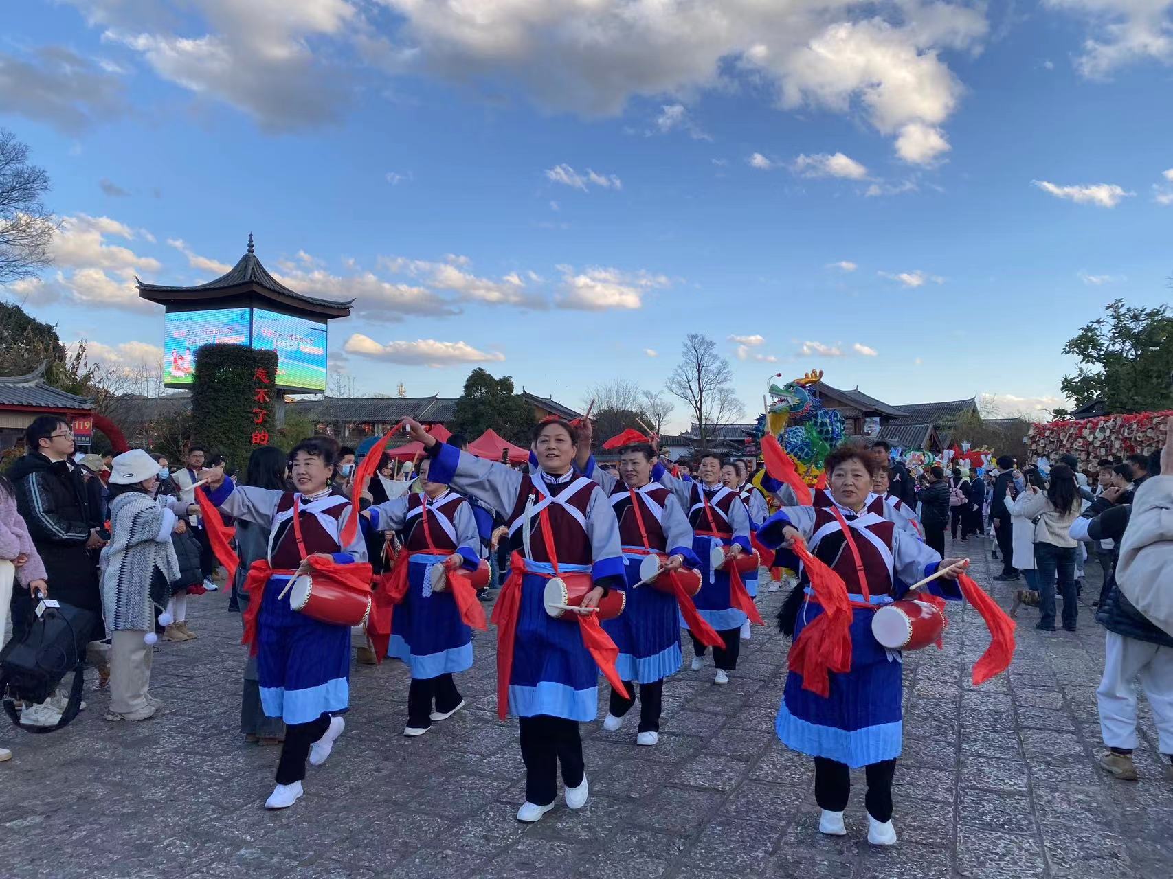 丽江古城元宵提灯会 民族特色花灯点亮欢乐祥和节日氛围 (6).jpg
