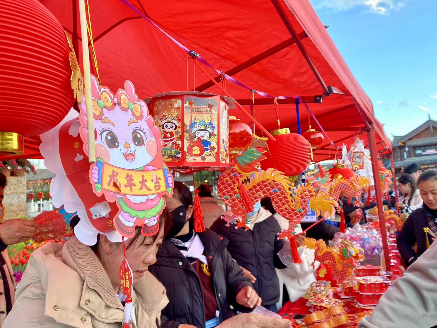 丽江古城元宵提灯会 民族特色花灯点亮欢乐祥和节日氛围 (7).jpg