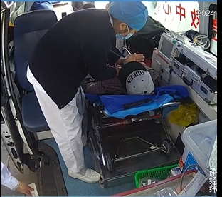 和死神抢人  丽江护士在行驶的救护车上心肺复苏6分钟救人001.png