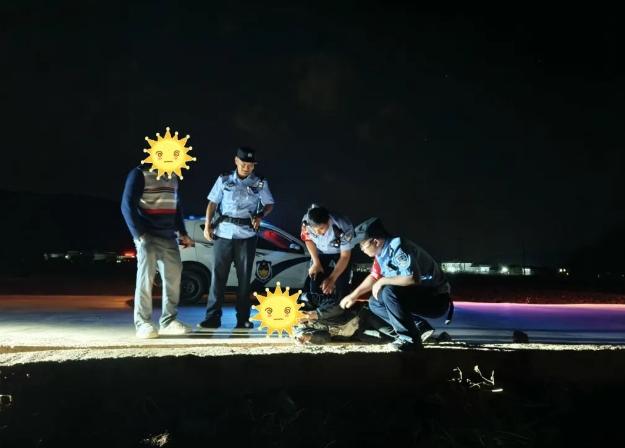 有“警”无险  醉酒男子躺路边 永胜民警暖心救助 (2).png