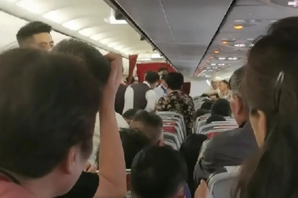 女子躺座椅致航班延误2小时，航空公司回应.png