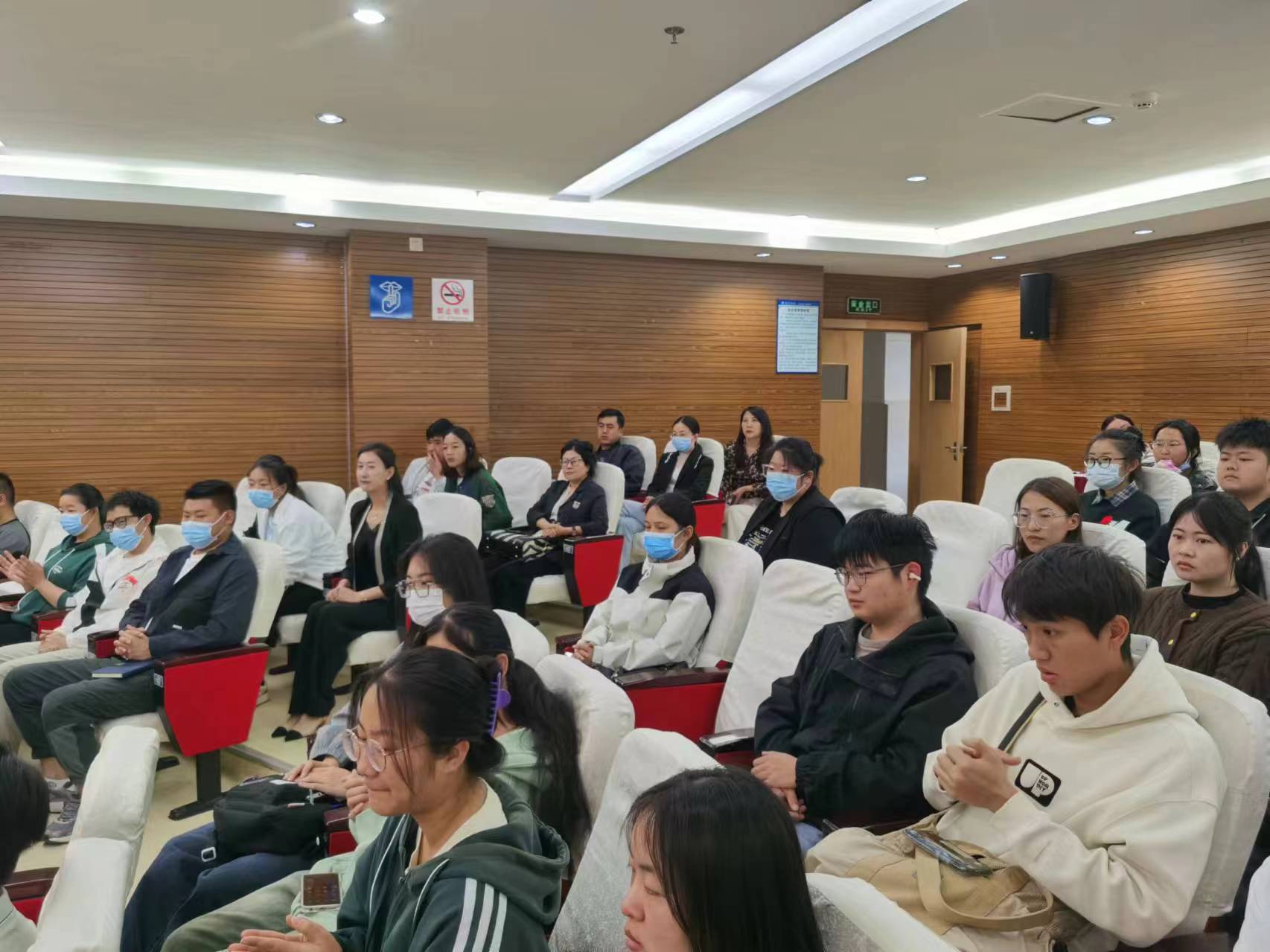 任宏专家团队工作站落户丽江市人民医院  专注心理健康和精神卫生服务2.jpg