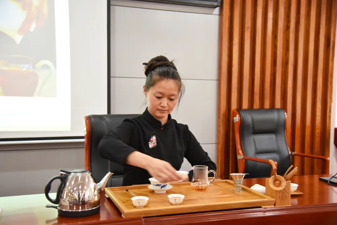 木府茶香飘逸韵 32名干部职工共习茶艺，传承文化精粹1.jpg