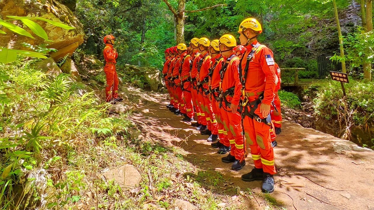 高原险境砺剑 丽江森林消防员锤炼绳索救援能力