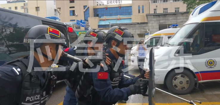丽江市人民医院开展 2024 年反恐防暴模拟演练4.png