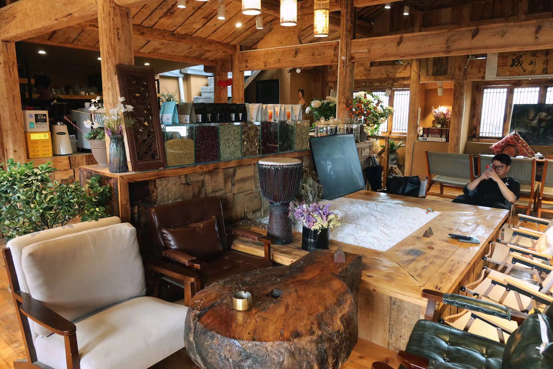 白沙古镇咖啡业态蓬勃发展 成为游客体验丽江慢生活的新宠 (3).jpg