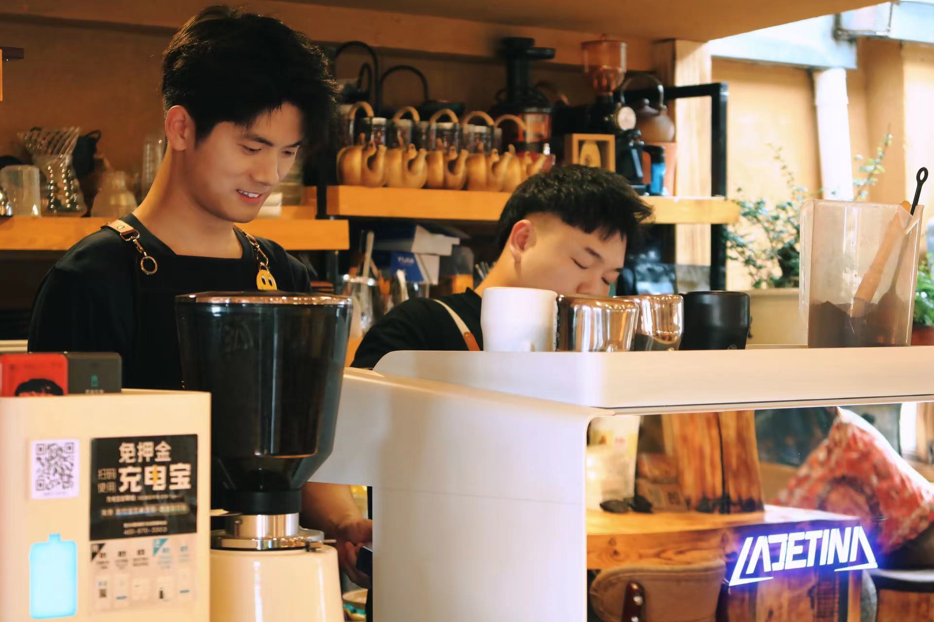 白沙古镇咖啡业态蓬勃发展 成为游客体验丽江慢生活的新宠 (4).jpg