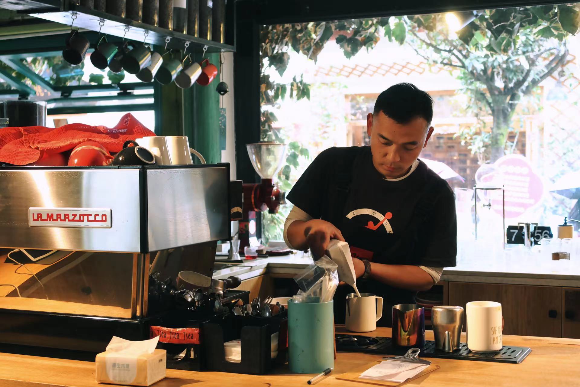 白沙古镇咖啡业态蓬勃发展 成为游客体验丽江慢生活的新宠 (9).jpg