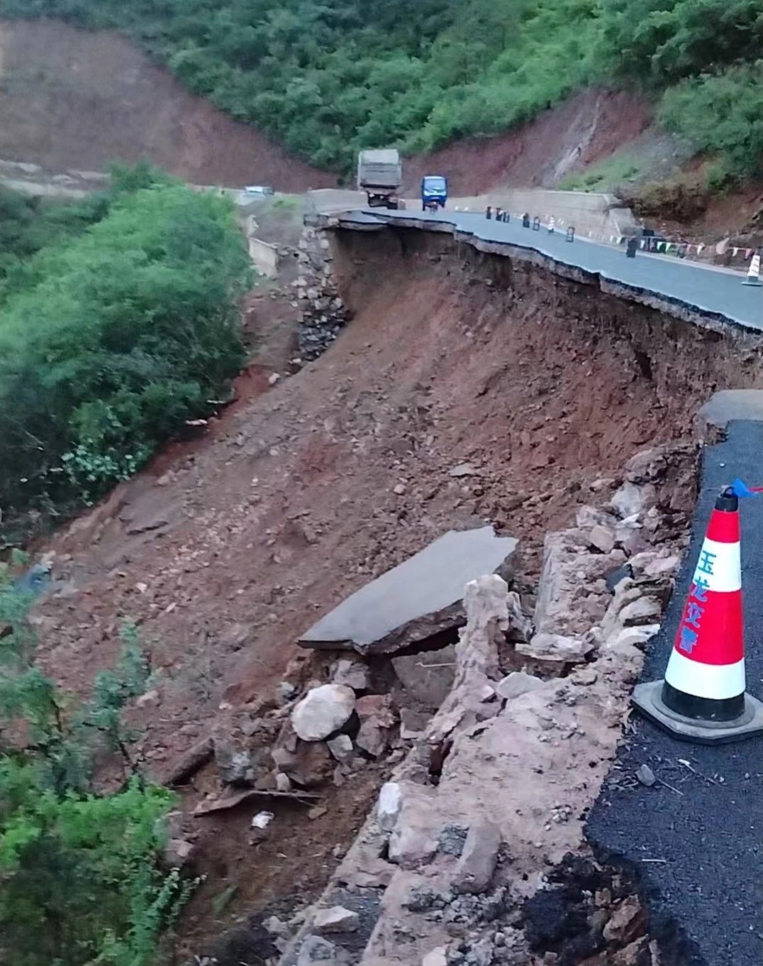 注意！丽江玉龙县宝山路发生严重塌方，道路封闭管制1.jpg