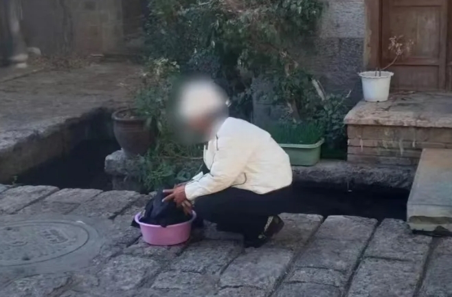 曝光！有人在束河古镇河道内洗拖把、洗衣物 (2).png