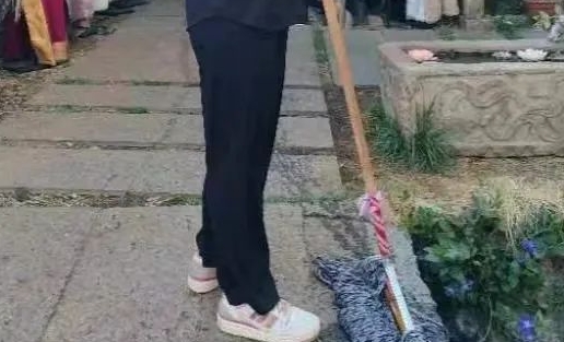 曝光！有人在束河古镇河道内洗拖把、洗衣物 (4).png