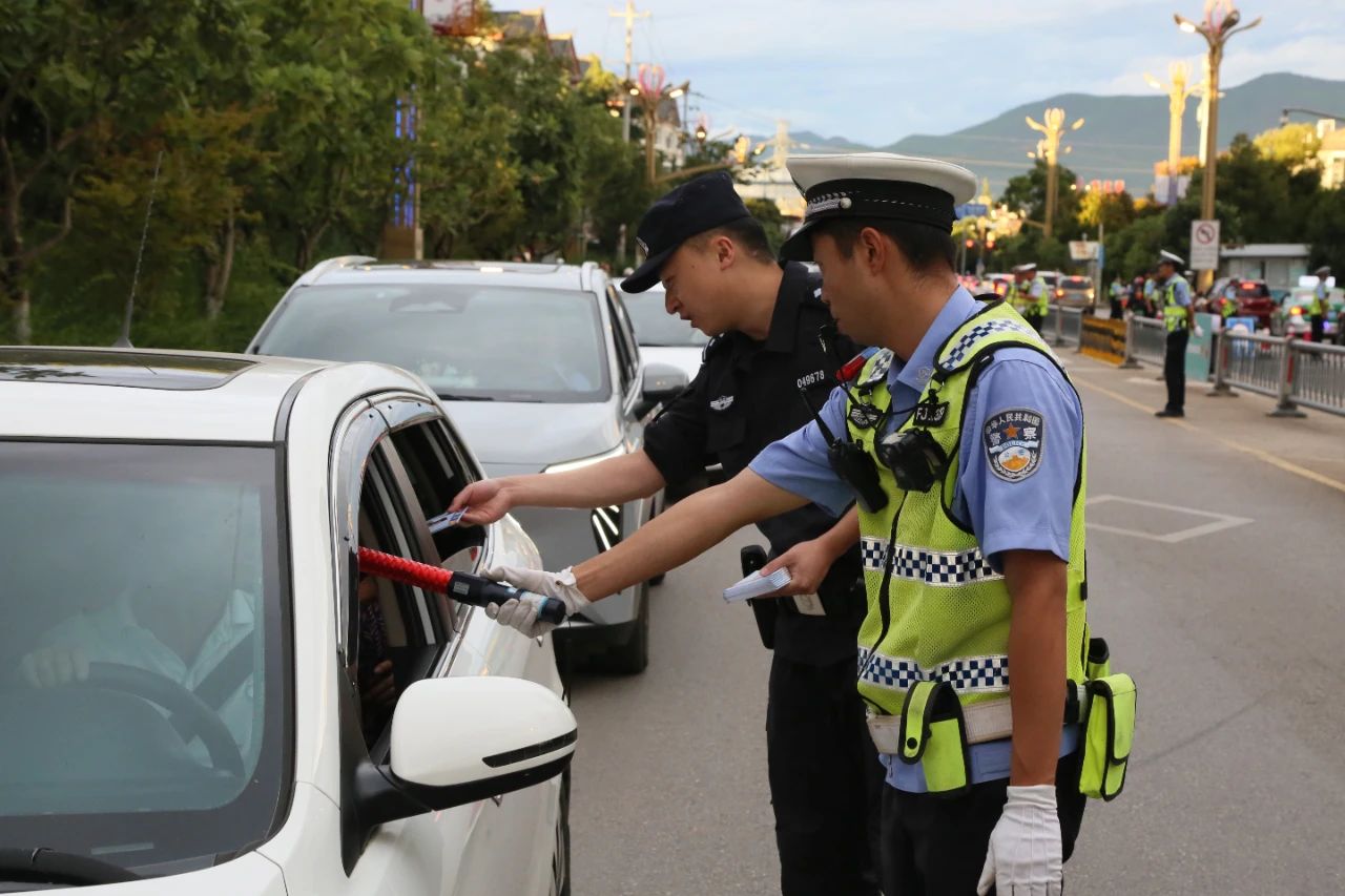 丽江公安开展第二次夏夜治安巡查宣防集中统一行动4.jpg