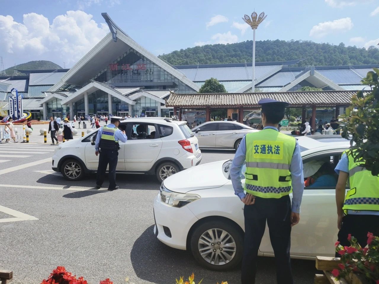 重拳出击！丽江警方查获多起“喊客拉客”及违停行为03.jpg