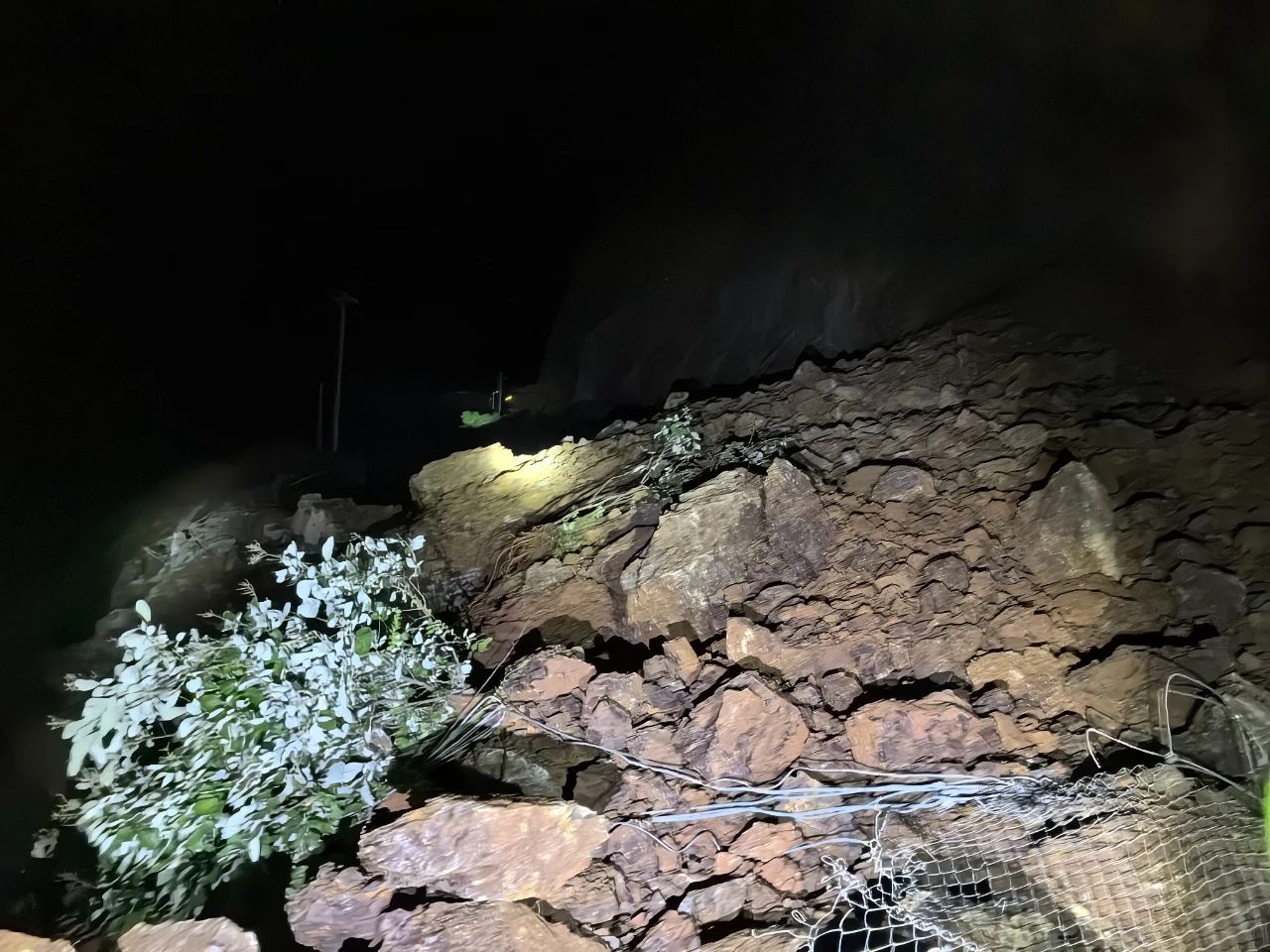 丽宁公路G348国道K2538 400处（永胜段岩头村），路段塌方请谨慎驾驶！2.jpg