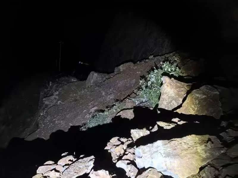 丽宁公路G348国道K2538 400处（永胜段岩头村），路段塌方请谨慎驾驶！1.jpg