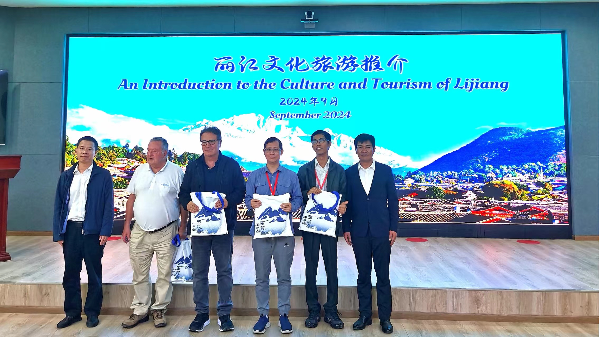 丝路联盟嘉宾赴丽踩线考察 共绘丝绸之路文旅新篇章 (1).jpg