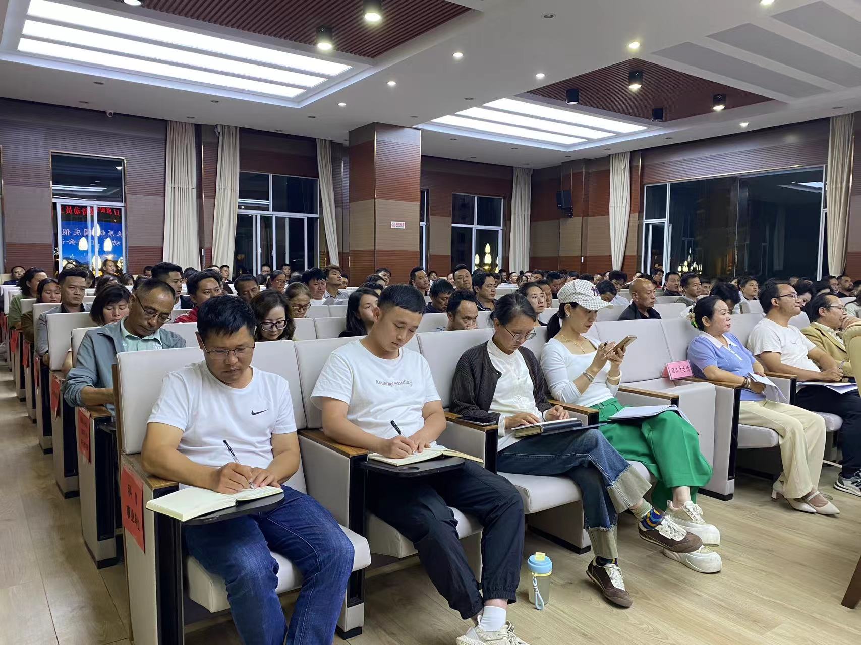 丽江市文旅系统召开国庆假日旅游接待动员工作会议 全力备战黄金周 (1).jpg