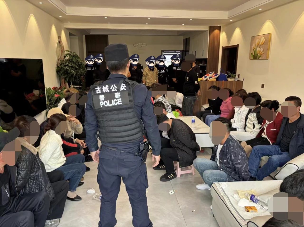 28人聚众赌博 被一锅端 2.jpg