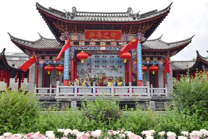 国庆佳节文林村盛宴：长街宴上品味纳西风情，共绘民族团结画卷 (1).png