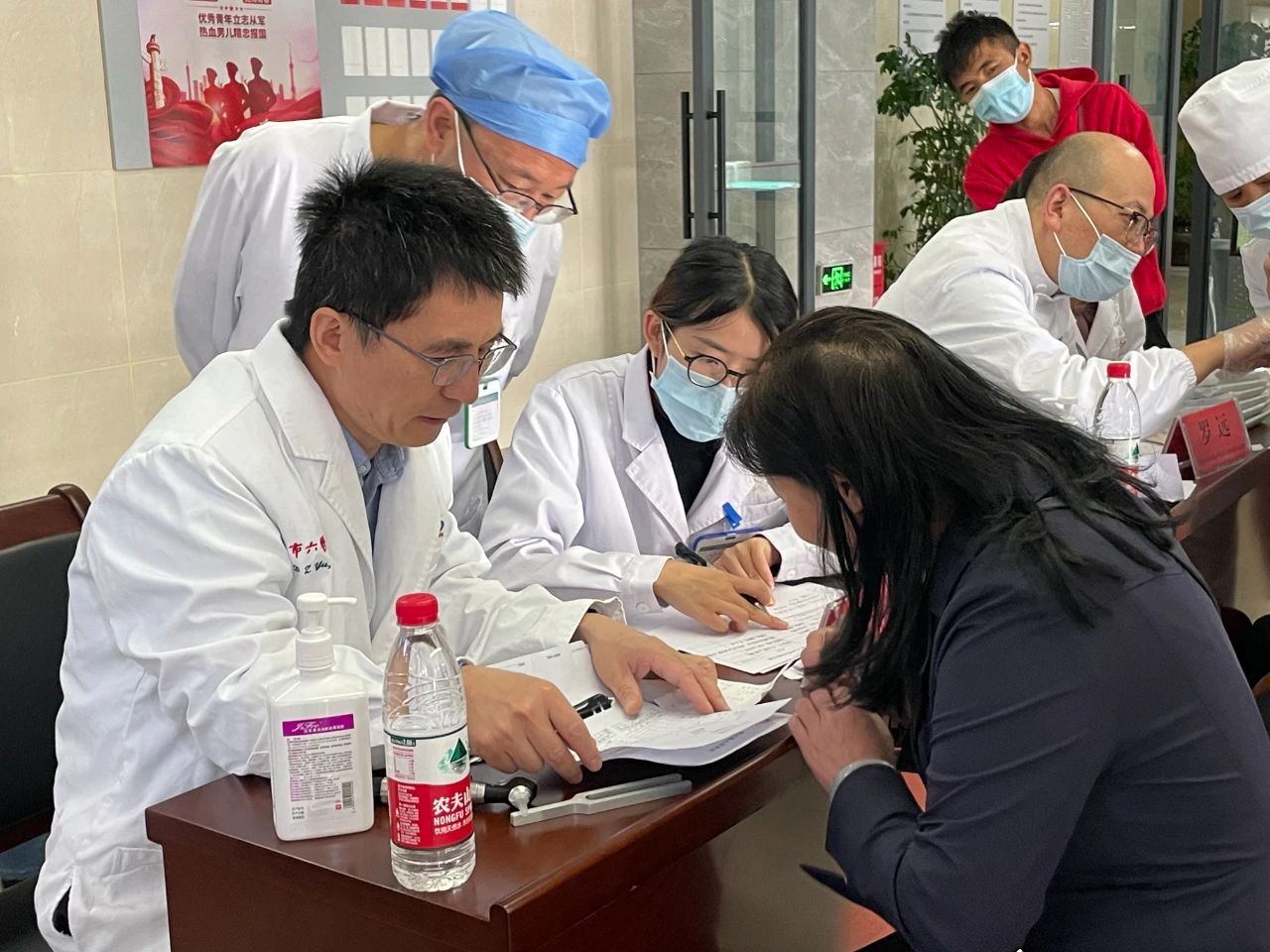 上海市医疗专家团队在玉龙县人民医院开展义诊活动01.jpg