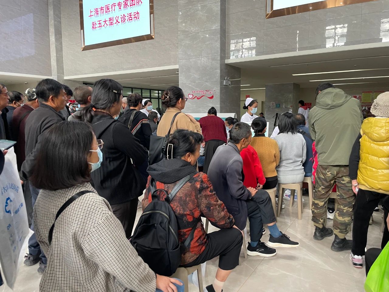 上海市医疗专家团队在玉龙县人民医院开展义诊活动02.jpg