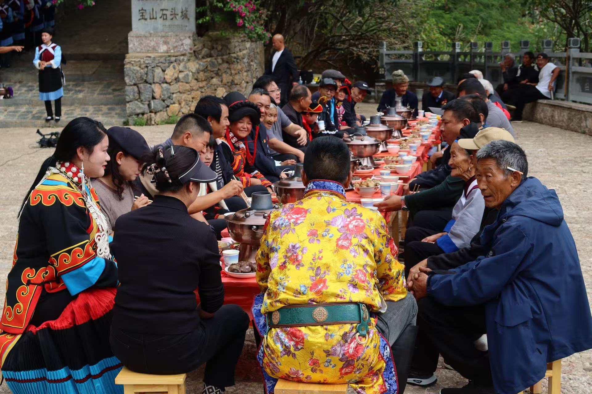 踏寻“天险之城”  108户人家竟住在一块石头上！ (2).jpg