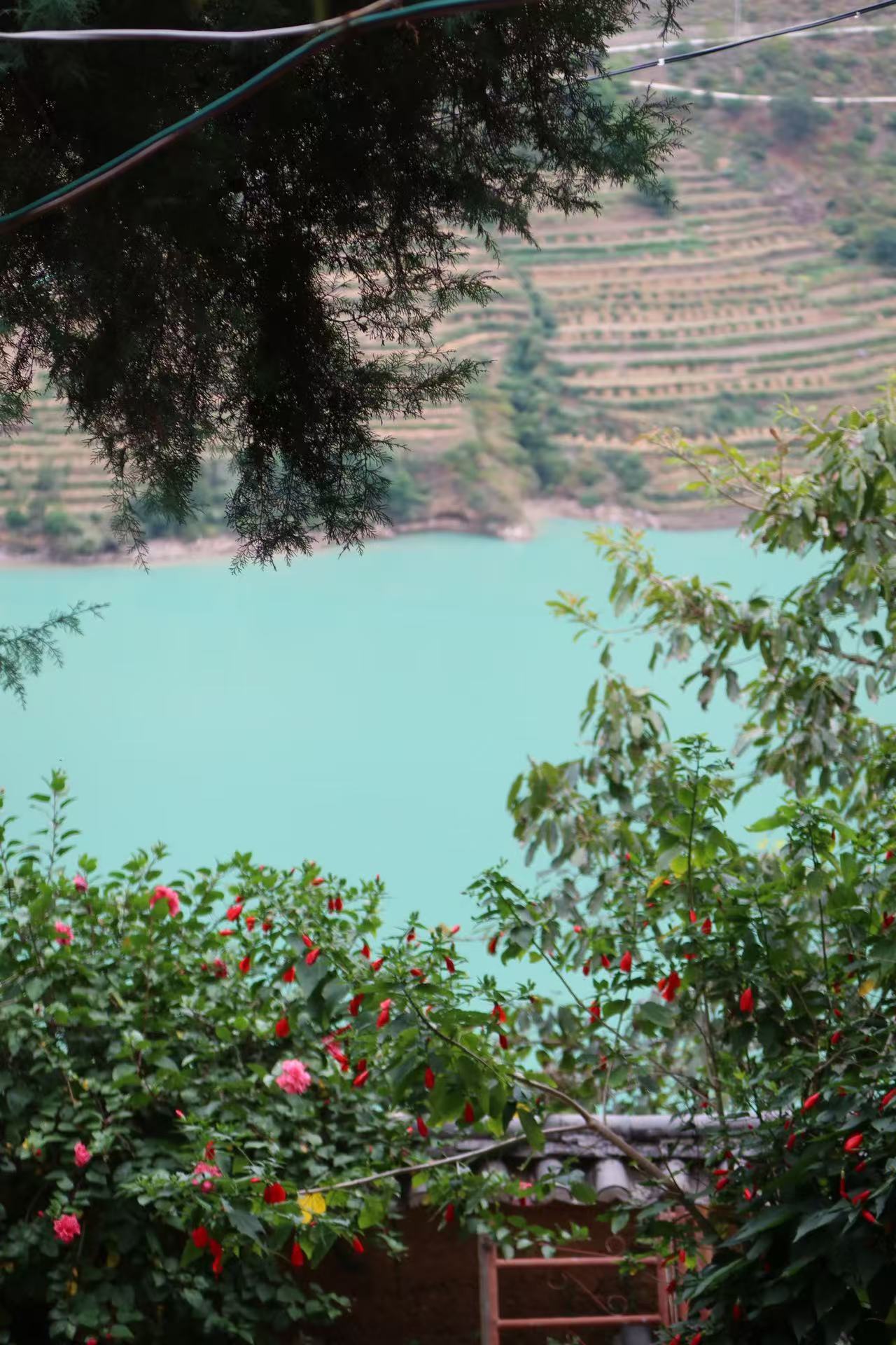 踏寻“天险之城”  108户人家竟住在一块石头上！ (5).jpg