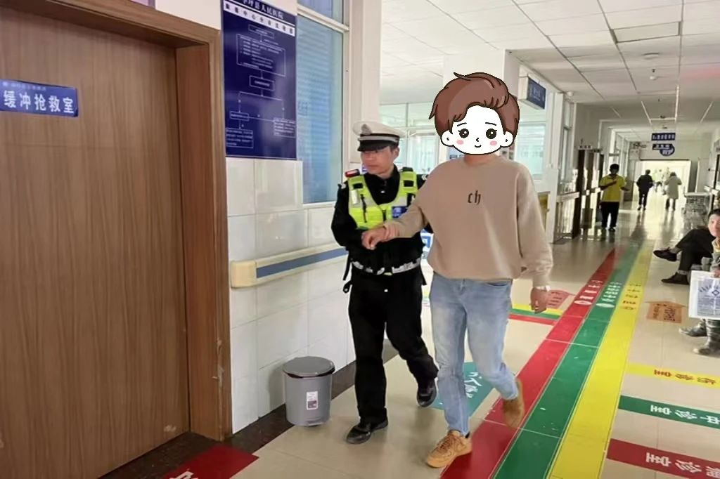 高速隧道内一司机突发疾病，丽江交警火速救援03.jpg
