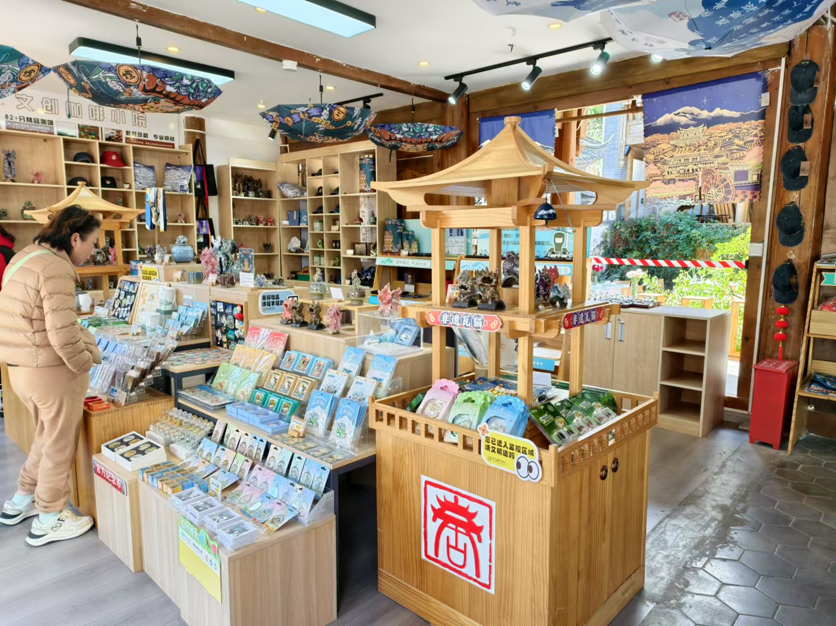 冰箱贴也能做出多样玩法，丽江古城这家文创店为何这么红？ (3).jpg