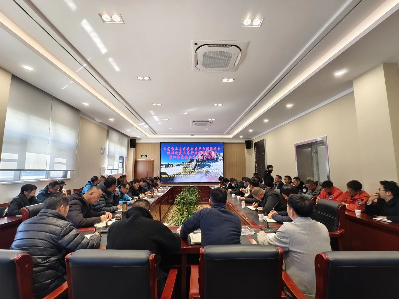 玉龙雪山景区召开安全生产、消防安全治本攻坚三年行动推进会暨景区第四季度安全生产联.jpg