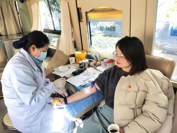 “为爱助力·热血暖冬” 丽江医务人员共筑生命之桥3.jpg