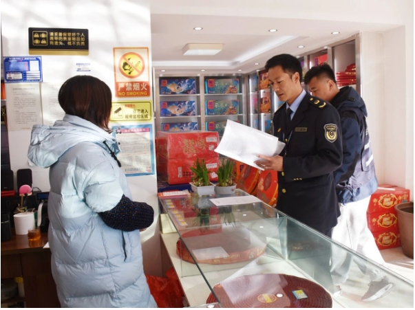 节前出击！丽江严格把关烟花爆竹市场3.png
