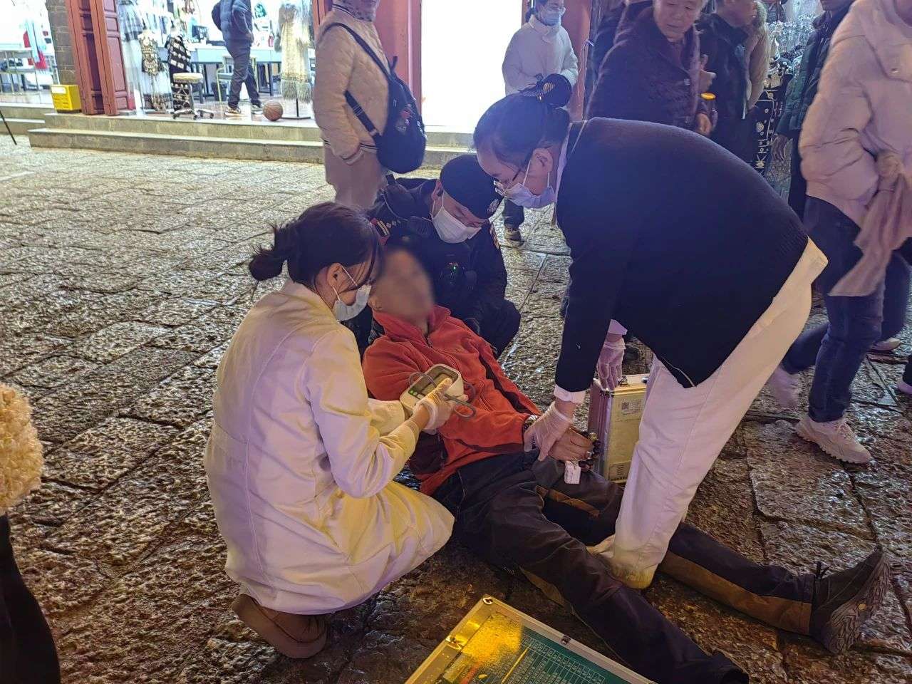 岁末天寒，丽江警方“五心警务”守护游客安全1.jpeg