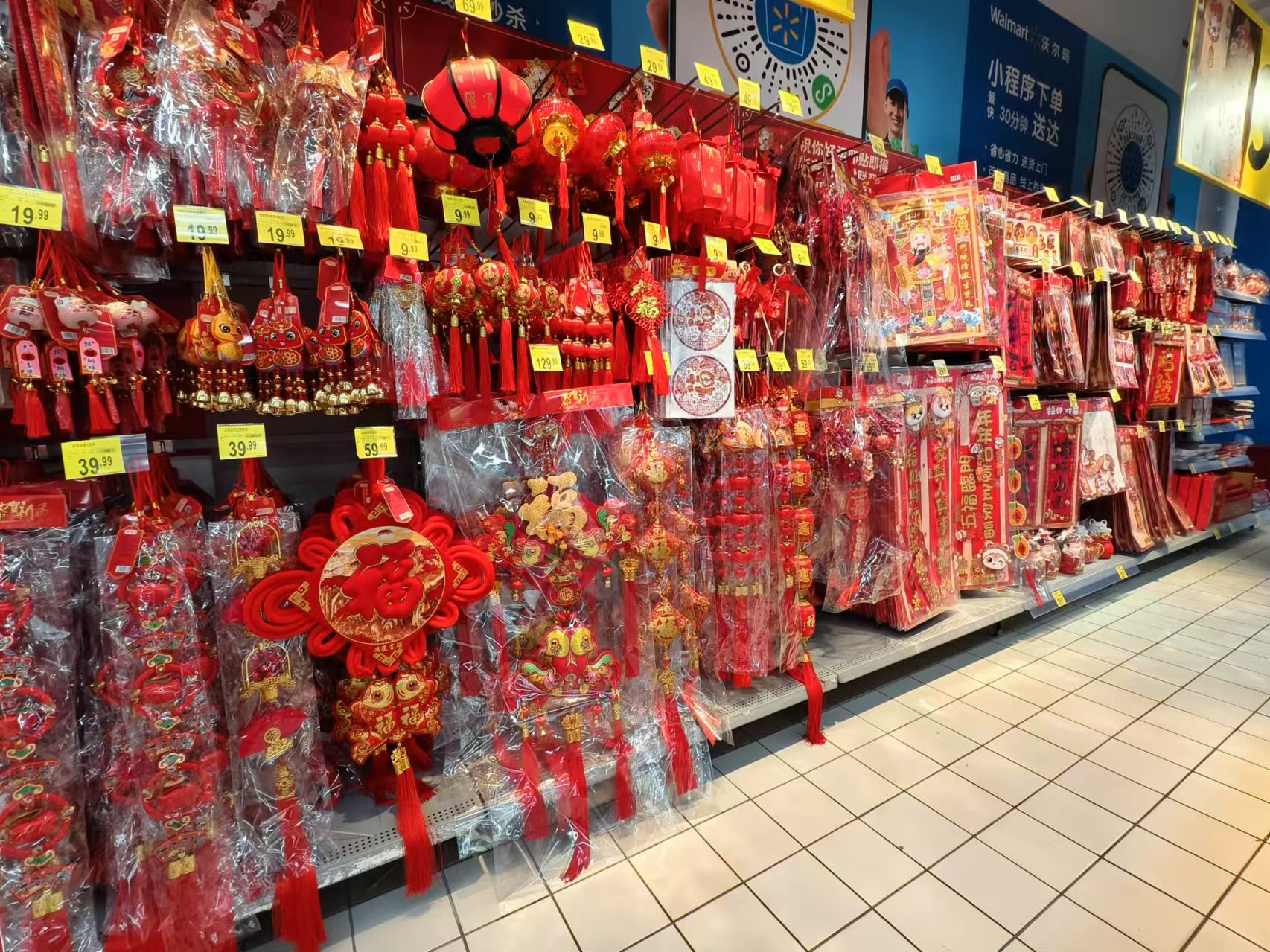 年味渐浓 丽江各大商超春节氛围感拉满 (1).jpg